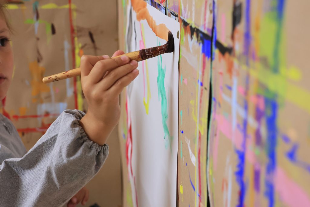 alt=atelier de peinture libre Haute Loire loisir créatif stage vacances ateliers découverte enfant
