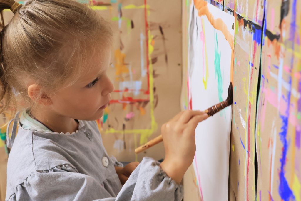 alt=activité de peinture libre haute Loire saint julien chapteuil atelier de peinture jeu de peindre palette de couleur concentration confiance en soi motricité fine