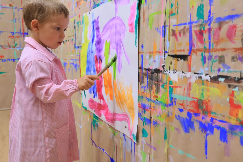 alt=développer sa concentration, sa confiance en soi, fonction exécutive , activité pédagogique , table palette jeu de peindre saint julien chapteuil Haute Loire 43 stages de peinture