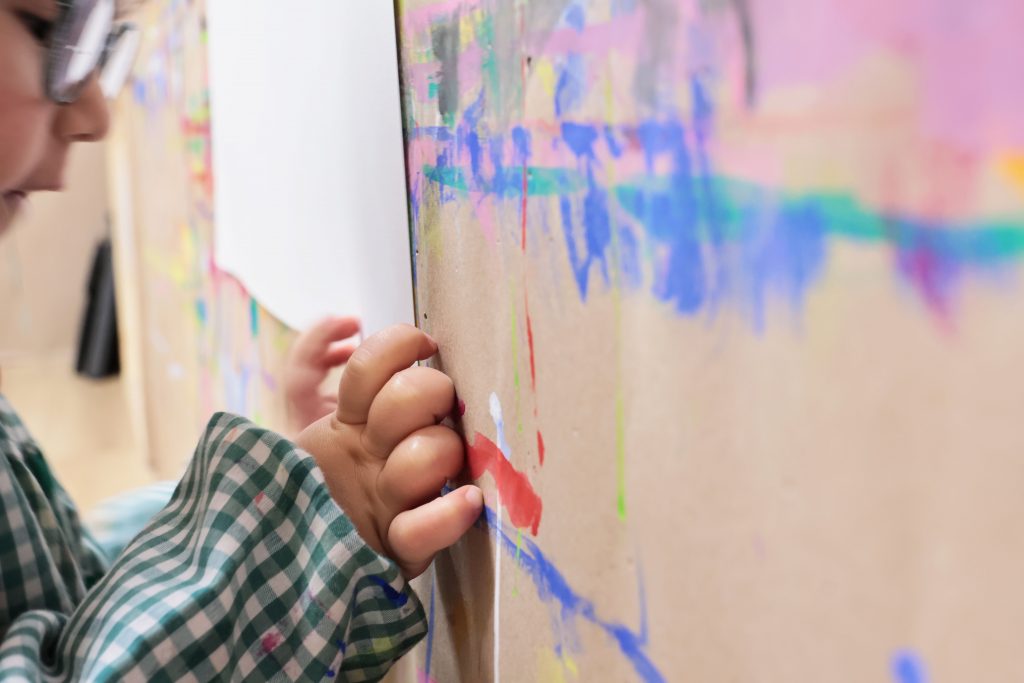 alt=atelier parents enfants saint julien chapteuil Au Piano des couleurs cabane a peindre jeu de peindre peindre librement activité en famille autonomie Montessori confiance en soi