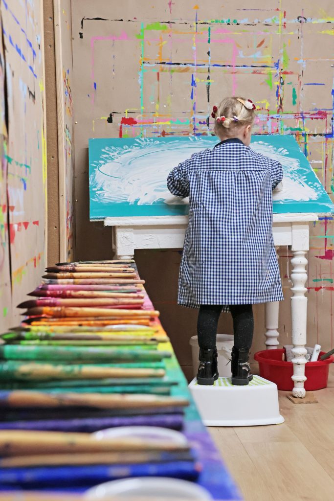 alt=atelier de peinture libre saint julien chapteuil Au Piano des couleurs cabane a peindre jeu de peindre jouer avec la couleur concentration activité détente relaxation confiance en soi barbotine argile atelier modelage libre laisser une trace