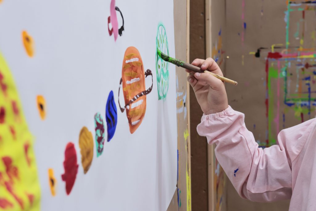 alt=atelier parents enfants saint julien chapteuil Au Piano des couleurs cabane a peindre jeu de peindre peindre librement activité en famille peindre ensemble couleurs peindre sur les murs