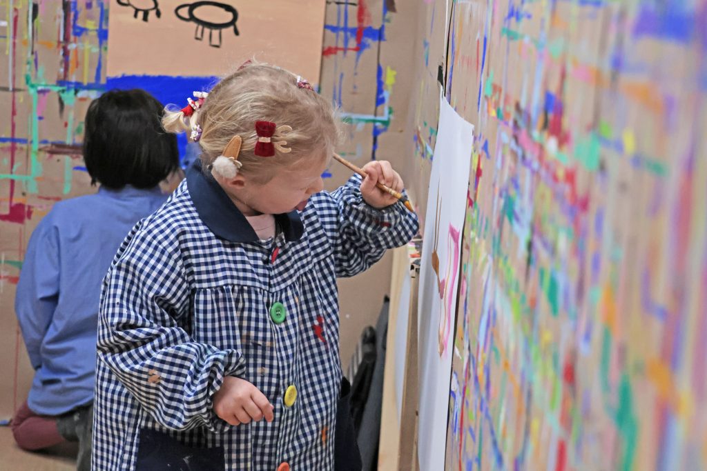 alt=atelier de peinture libre saint julien chapteuil Au Piano des couleurs cabane a peindre jeu de peindre jouer avec la couleur concentration activité détente relaxation confiance en soi pinceaux peinture répétions geste de peindre
