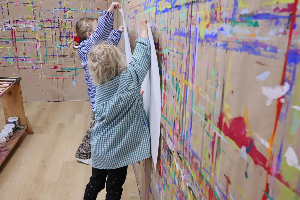 alt=atelier de peinture libre saint julien chapteuil Au Piano des couleurs cabane a peindre jeu de peindrejouer avec la couleur concentration activité détente relaxation confiance en soi pinceaux peinture répétions geste de peindre choisir sa place sur le mur