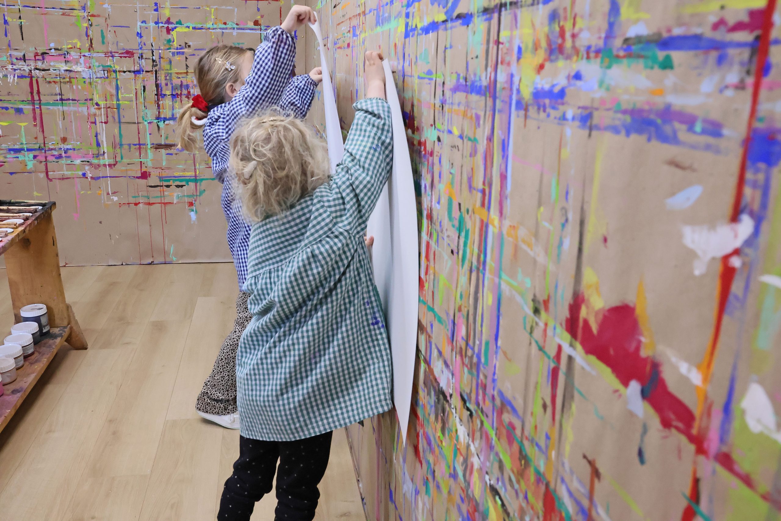 alt=atelier de peinture libre saint julien chapteuil Au Piano des couleurs cabane a peindre jeu de peindrejouer avec la couleur concentration activité détente relaxation confiance en soi pinceaux peinture répétions geste de peindre choisir sa place sur le mur