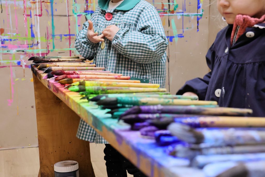 alt=atelier parents enfants saint julien chapteuil Au Piano des couleurs cabane a peindre jeu de peindre peindre librement activité en famille peindre ensemble couleurs peindre sur les murs