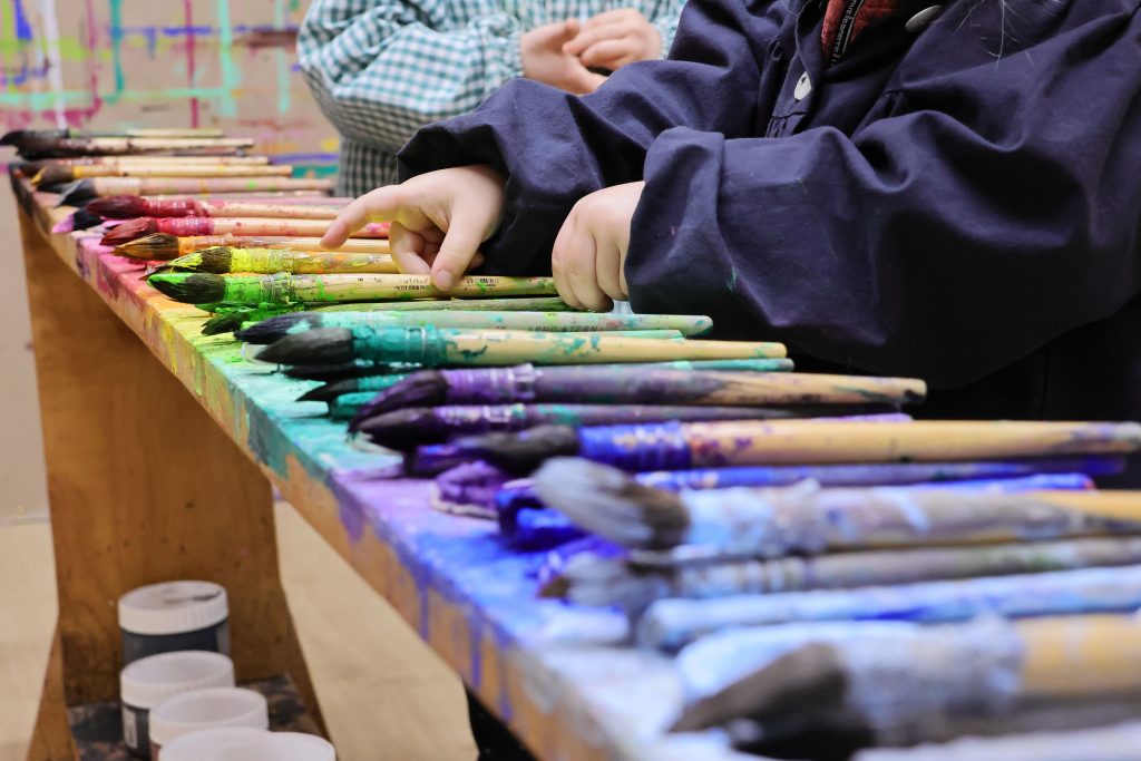 alt=atelier parents enfants saint julien chapteuil Au Piano des couleurs cabane a peindre jeu de peindre peindre librement activité en famille mémoire organique motricité fine tenu du pinceau couleurs table palette, tenue du pinceau du stylos, motricités fine enfance