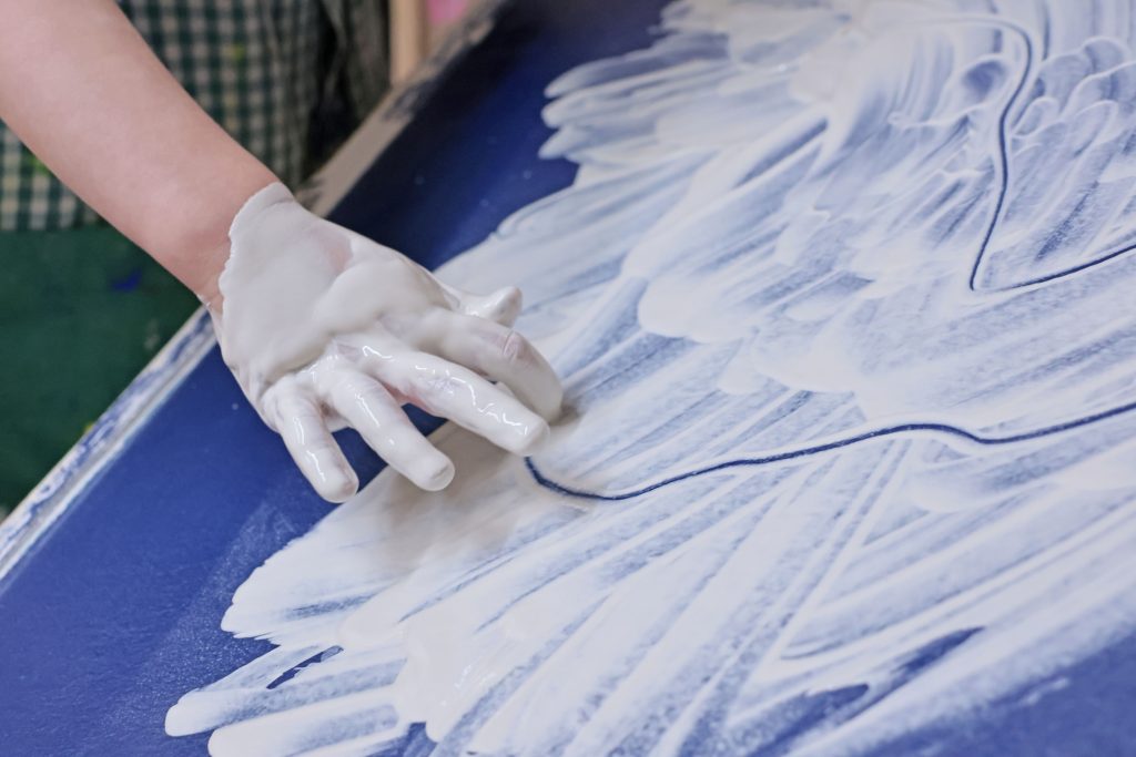 alt=atelier saint julien chapteuil Au Piano des couleurs cabane a peindre jeu de peindre peindre librement activité en famille ateliers Terre et couleur modelage argile libre table de barbotine jeu de la barbotine stage enfants activité vacances Haute Loire saint julien chapteuil 43 création libre enfance pédagogie Montessori