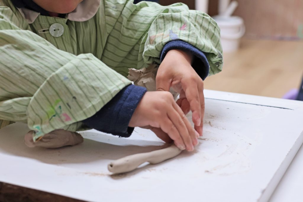alt=atelier saint julien chapteuil Au Piano des couleurs cabane a peindre jeu de peindre peindre librement activité en famille ateliers Terre et couleur modelage argile libre table de barbotine jeu de la barbotine stage enfants activité vacances Haute Loire saint julien chapteuil 43 création libre enfance pédagogie Montessori