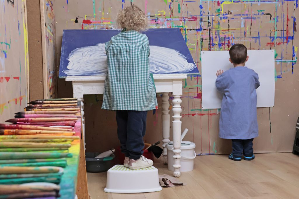 alt=atelier saint julien chapteuil Au Piano des couleurs cabane a peindre jeu de peindre peindre librement activité en famille ateliers Terre et couleur modelage argile libre table de barbotine jeu de la barbotine stage enfants activité vacances Haute Loire saint julien chapteuil 43 création libre enfance pédagogie Montessori