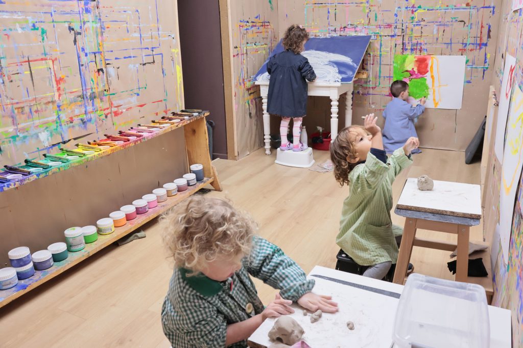 alt=atelier saint julien chapteuil Au Piano des couleurs cabane a peindre jeu de peindre peindre librement activité en famille ateliers Terre et couleur modelage argile libre table de barbotine jeu de la barbotine stage enfants activité vacances Haute Loire saint julien chapteuil 43 création libre enfance pédagogie Montessori