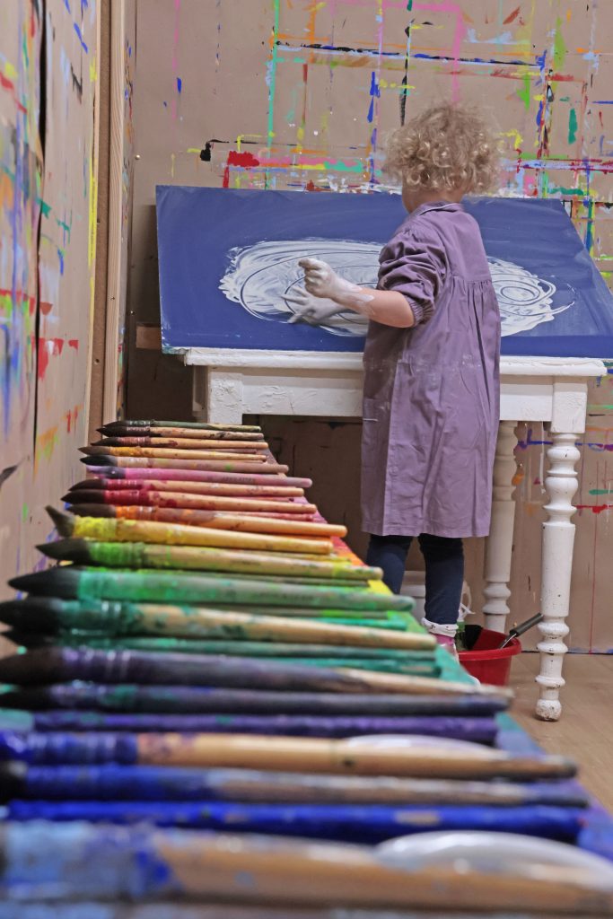 alt=atelier saint julien chapteuil Au Piano des couleurs cabane a peindre jeu de peindre peindre librement activité en famille ateliers Terre et couleur modelage argile libre table de barbotine jeu de la barbotine stage enfants activité vacances Haute Loire saint julien chapteuil 43 création libre enfance pédagogie Montessori