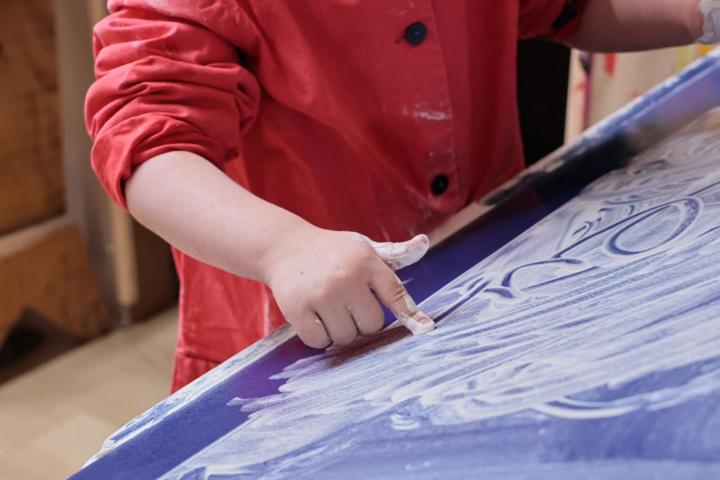 alt=atelier saint julien chapteuil Au Piano des couleurs cabane a peindre jeu de peindre peindre librement activité en famille ateliers Terre et couleur modelage argile libre table de barbotine jeu de la barbotine stage enfants activité vacances Haute Loire saint julien chapteuil 43 création libre enfance pédagogie Montessori