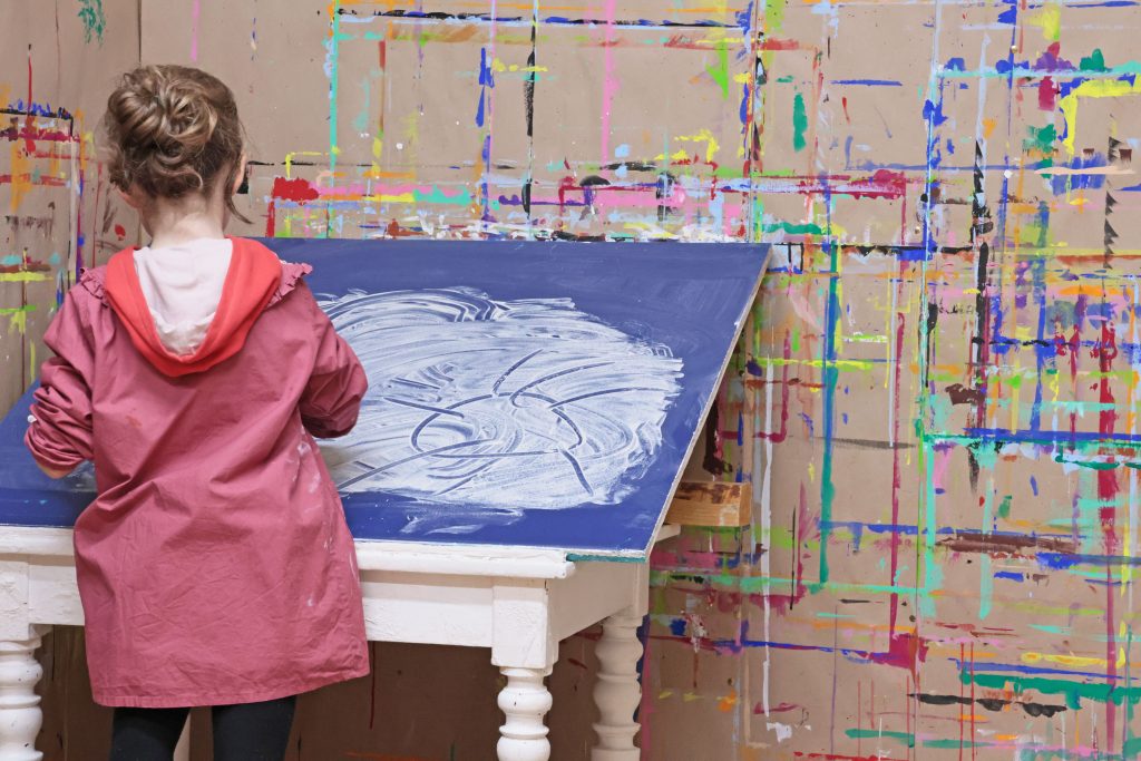 alt=atelier saint julien chapteuil Au Piano des couleurs cabane a peindre jeu de peindre peindre librement activité en famille ateliers Terre et couleur modelage argile libre table de barbotine jeu de la barbotine stage enfants activité vacances Haute Loire saint julien chapteuil 43 création libre enfance pédagogie Montessori