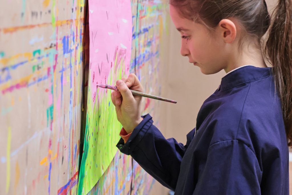 alt=atelier de peinture libre saint julien chapteuil Au Piano des couleurs cabane a peindre jeu de peindre jouer avec la couleur concentration activité détente relaxation confiance en soi pinceaux peinture répétions geste de peindre pédagogie Montessori