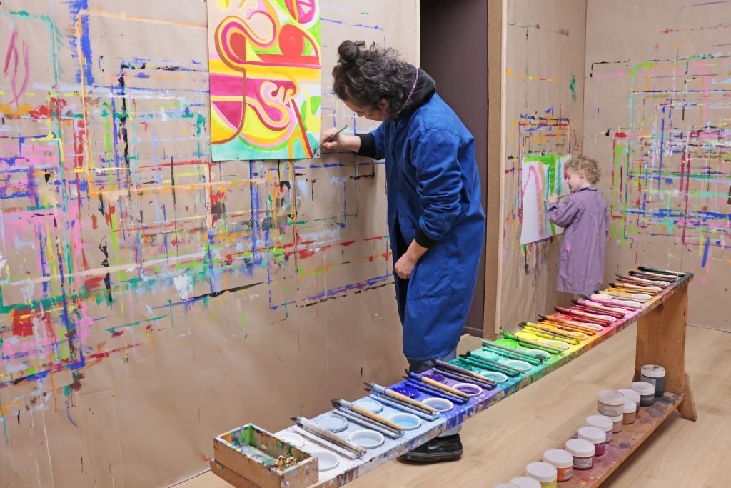 alt=atelier de peinture libre saint julien chapteuil Au Piano des couleurs cabane a peindre jeu de peindre jouer avec la couleur concentration activité détente relaxation confiance en soi pinceaux peinture répétions geste de peindre pédagogie Montessori
