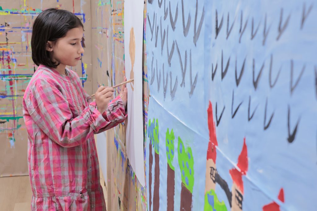 alt=atelier de peinture libre saint julien chapteuil Au Piano des couleurs cabane a peindre jeu de peindre jouer avec la couleur concentration activité détente relaxation confiance en soi pinceaux peinture répétions geste de peindre pédagogie Montessori
