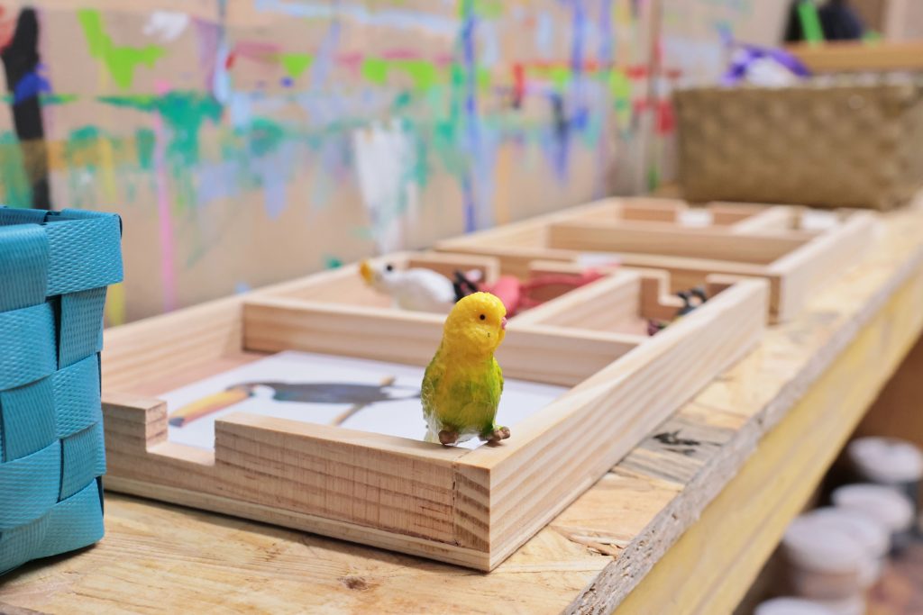 alt=atelier langage pédagogie Montessori ateliers comptines jeux de doigts faire danser les mains nourrir le vocabulaire developper le langage et la confiance en soi