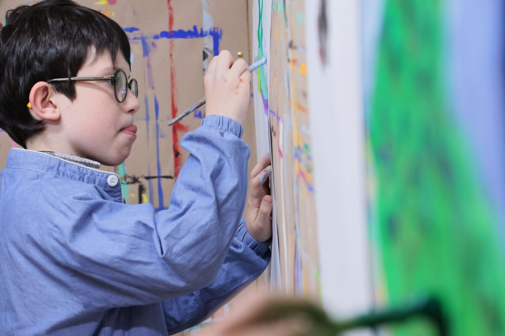 alt=atelier de peinture libre saint julien chapteuil Au Piano des couleurs cabane a peindre jeu de peindre jouer avec la couleur concentration activité détente relaxation confiance en soi pinceaux peinture répétions geste de peindre pédagogie Montessori
