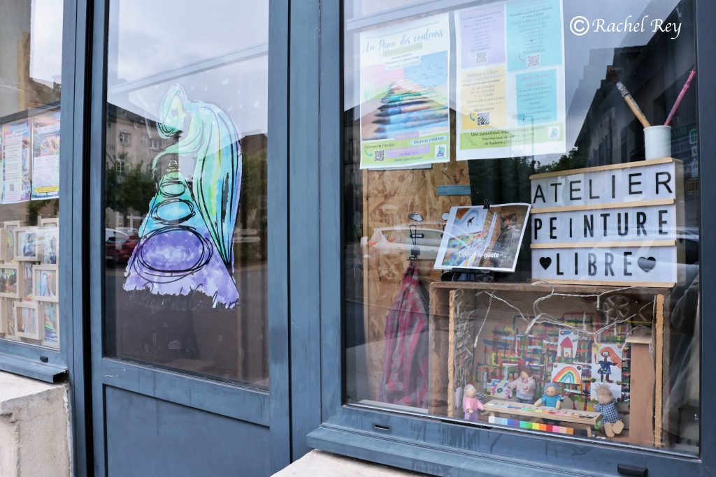 alt=atelier de peinture libre saint julien chapteuil Au Piano des couleurs cabane a peindre jeu de peindre jouer avec la couleur concentration activité détente relaxation confiance en soi pinceaux peinture répétions geste de peindre pédagogie Montessori