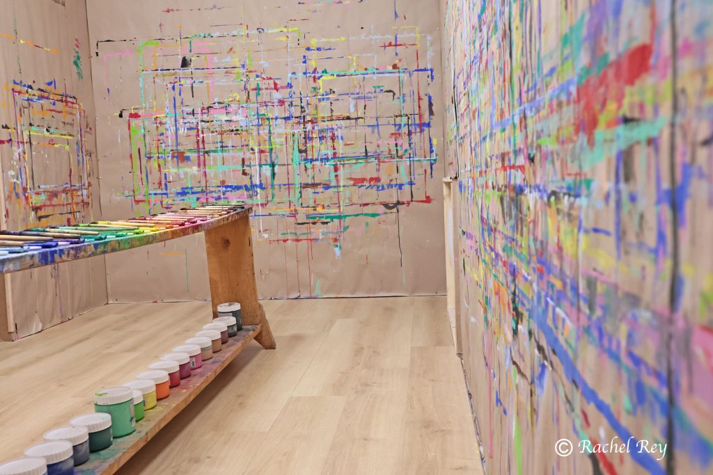 alt=atelier de peinture libre saint julien chapteuil Au Piano des couleurs cabane a peindre jeu de peindre jouer avec la couleur concentration activité détente relaxation confiance en soi pinceaux peinture répétions geste de peindre pédagogie Montessori
