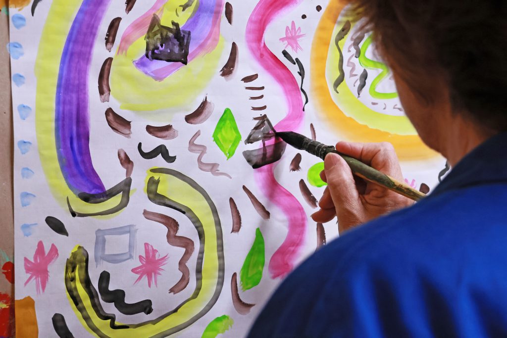 alt=atelier de peinture libre saint julien chapteuil Au Piano des couleurs cabane a peindre jeu de peindre jouer avec la couleur concentration activité détente relaxation confiance en soi pinceaux peinture répétions geste de peindre pédagogie Montessori Le Puy En Velay Yssingeaux Auvergne Rhône Alpes