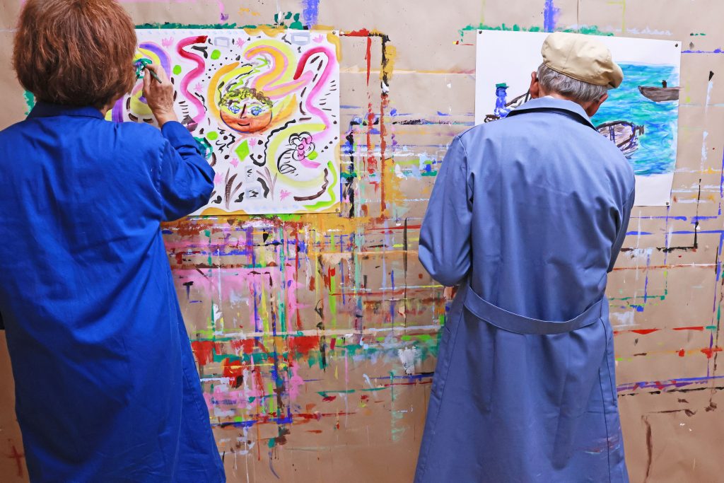 alt=atelier de peinture libre saint julien chapteuil Au Piano des couleurs cabane a peindre jeu de peindre jouer avec la couleur concentration activité détente relaxation confiance en soi pinceaux peinture répétions geste de peindre pédagogie Montessori Le Puy En Velay Yssingeaux Auvergne Rhône Alpes