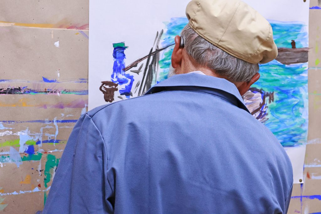 alt=atelier de peinture libre saint julien chapteuil Au Piano des couleurs cabane a peindre jeu de peindre jouer avec la couleur concentration activité détente relaxation confiance en soi pinceaux peinture répétions geste de peindre pédagogie Montessori Le Puy En Velay Yssingeaux Auvergne Rhône Alpes