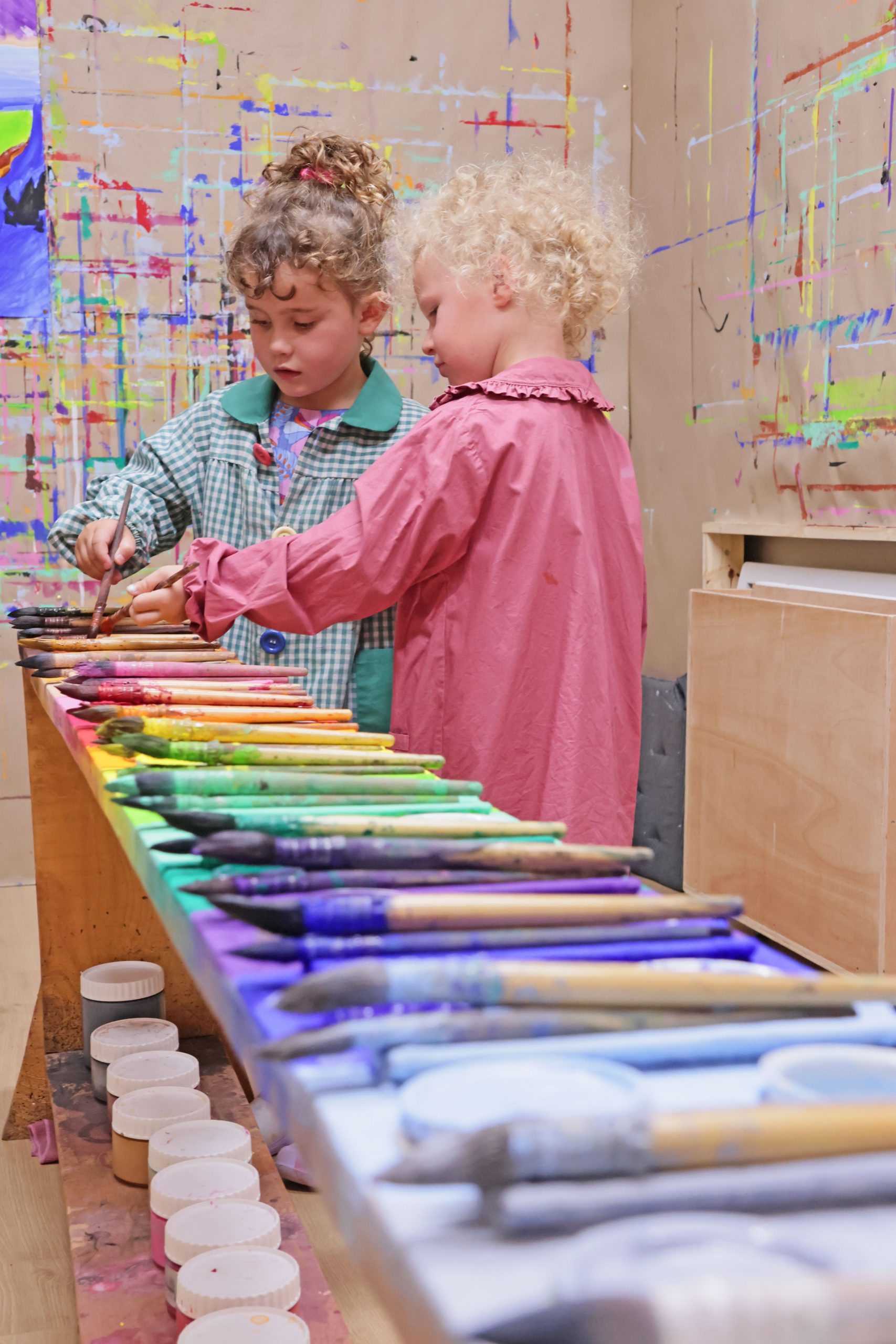 alt=atelier de peinture libre saint julien chapteuil Au Piano des couleurs cabane a peindre jeu de peindre jouer avec la couleur concentration activité détente relaxation confiance en soi pinceaux peinture répétions geste de peindre pédagogie Montessori Le Puy En Velay Yssingeaux Auvergne Rhône Alpes