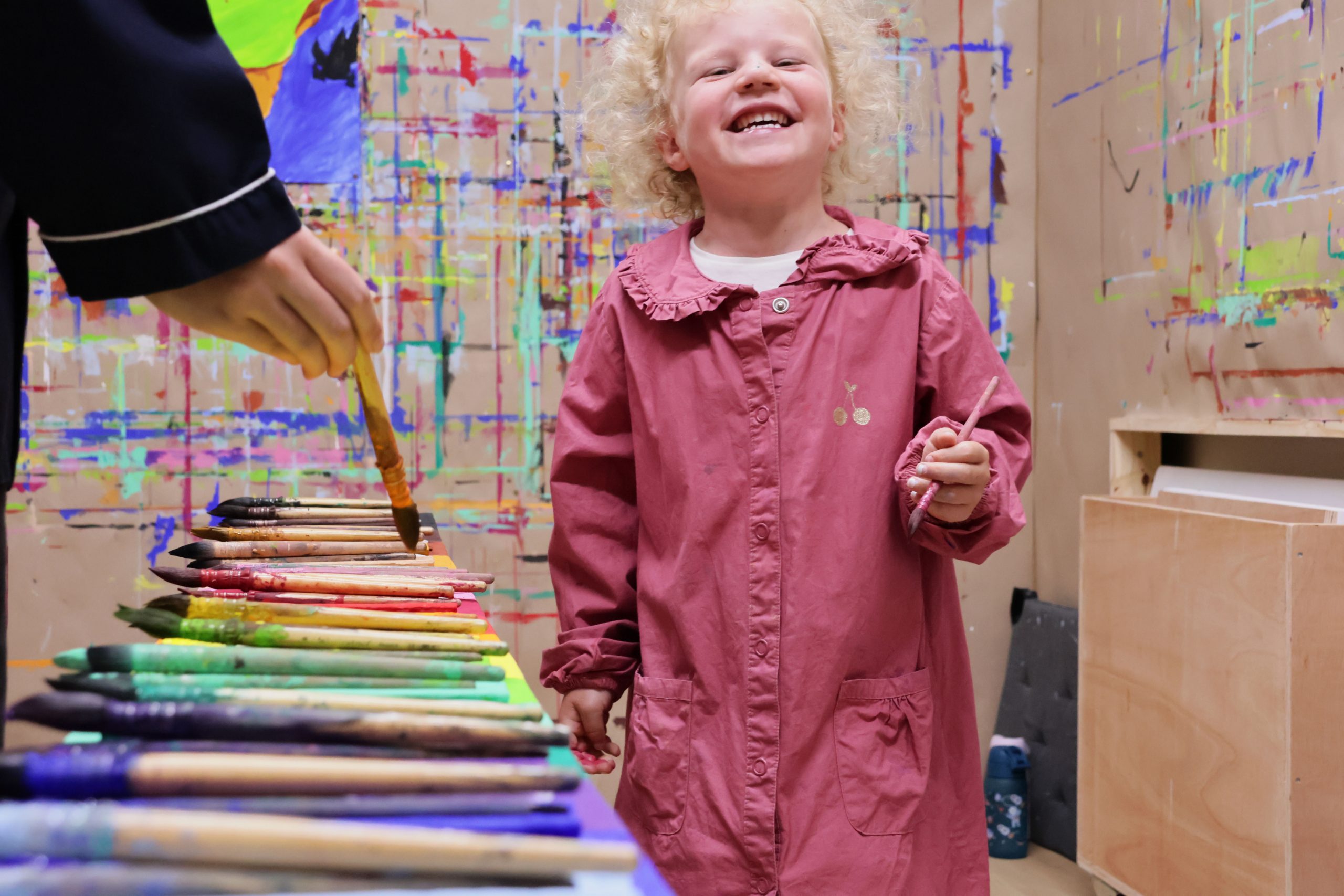 alt=atelier de peinture libre saint julien chapteuil Au Piano des couleurs cabane a peindre jeu de peindre jouer avec la couleur concentration activité détente relaxation confiance en soi pinceaux peinture répétions geste de peindre pédagogie Montessori Le Puy En Velay Yssingeaux Auvergne Rhône Alpes