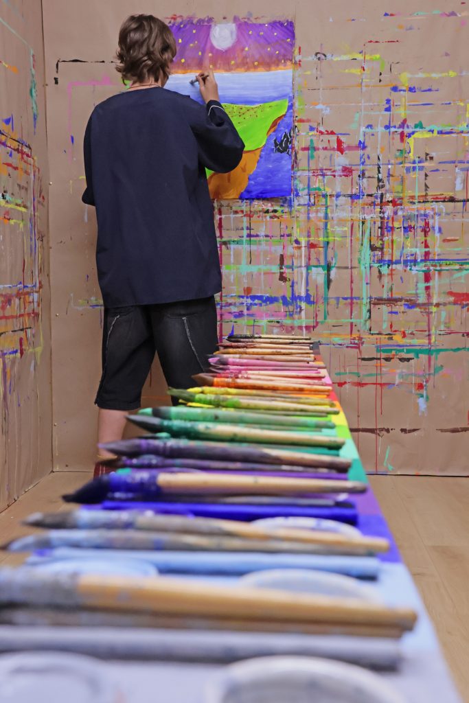 alt=atelier de peinture libre saint julien chapteuil Le Puy En Velay Haute Loire Au Piano des couleurs cabane a peindre jeu de peindre jouer avec la couleur concentration activité détente relaxation confiance en soi pinceaux peinture répétions geste de peindre pédagogie Montessori stages vacances activité extra scolaire