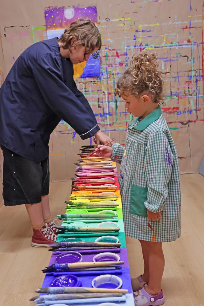 alt=atelier de peinture libre saint julien chapteuil Au Piano des couleurs cabane a peindre jeu de peindre jouer avec la couleur concentration activité détente relaxation confiance en soi pinceaux peinture répétions geste de peindre pédagogie Montessori Le Puy En Velay Yssingeaux Auvergne Rhône Alpes
