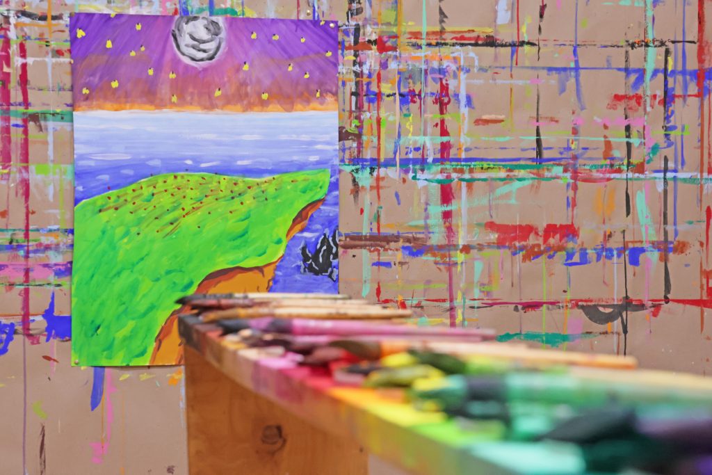 alt=atelier de peinture libre saint julien chapteuil Au Piano des couleurs cabane a peindre jeu de peindre jouer avec la couleur concentration activité détente relaxation confiance en soi pinceaux peinture répétions geste de peindre pédagogie Montessori Le Puy En Velay Yssingeaux Auvergne Rhône Alpes