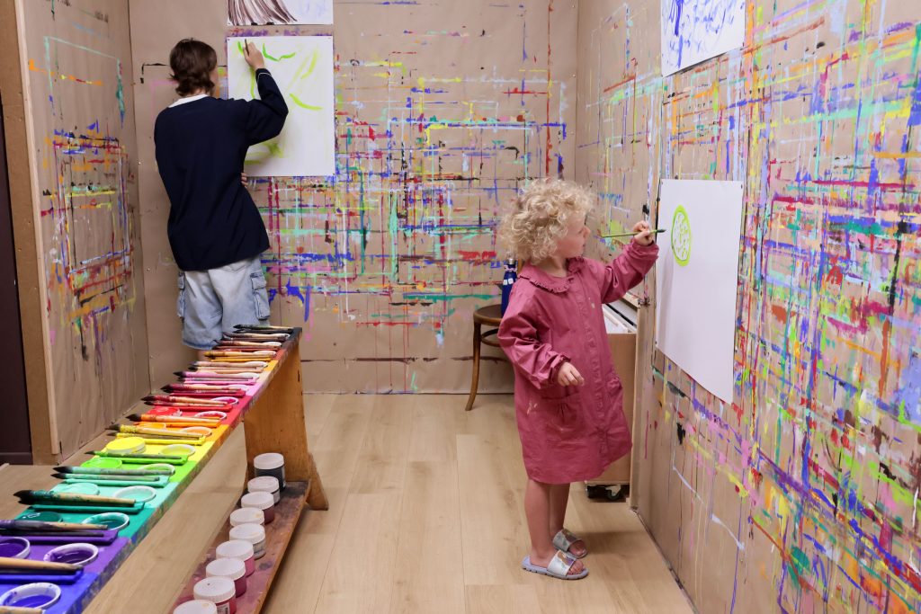 alt=atelier de peinture libre saint julien chapteuil Au Piano des couleurs cabane a peindre jeu de peindre jouer avec la couleur concentration activité détente relaxation confiance en soi pinceaux peinture répétions geste de peindre pédagogie Montessori Le Puy En Velay Yssingeaux Auvergne Rhône Alpes