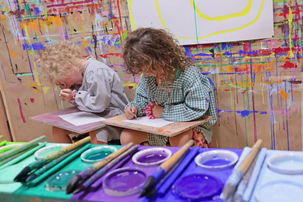 alt=atelier de peinture libre saint julien chapteuil Au Piano des couleurs cabane a peindre jeu de peindre jouer avec la couleur concentration activité détente relaxation confiance en soi pinceaux peinture répétions geste de peindre pédagogie Montessori Le Puy En Velay Yssingeaux Auvergne Rhône Alpes