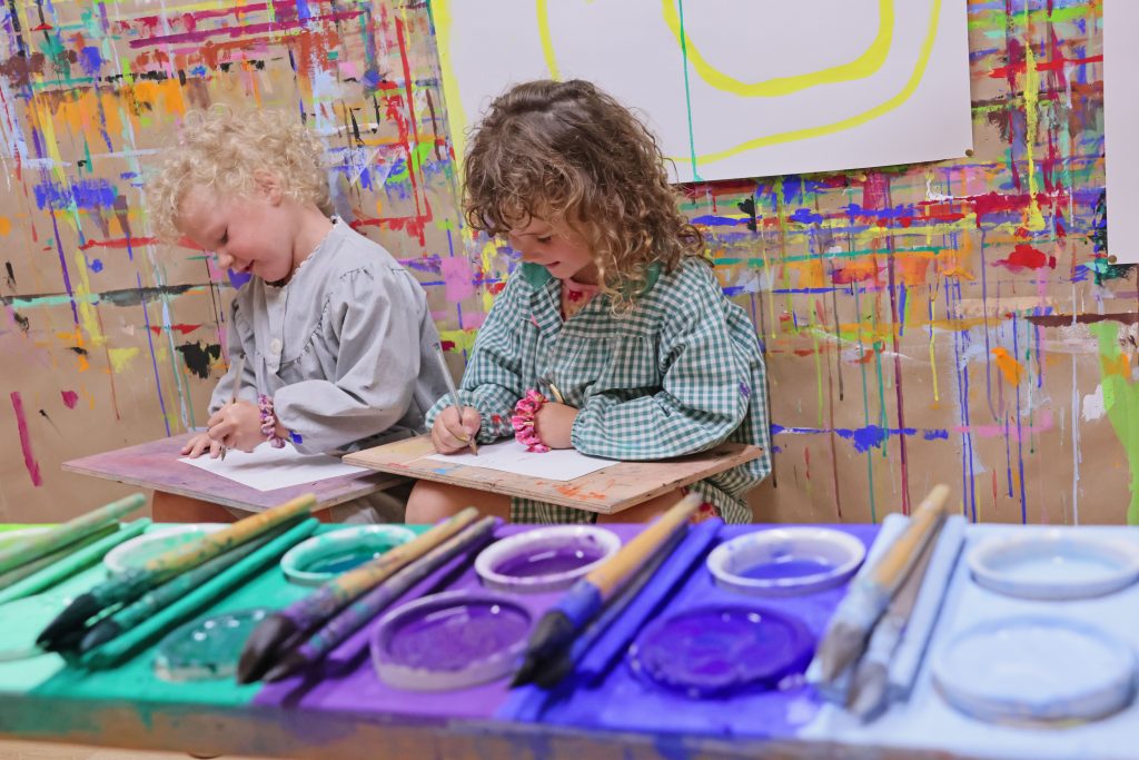 alt=atelier de peinture libre saint julien chapteuil Au Piano des couleurs cabane a peindre jeu de peindre jouer avec la couleur concentration activité détente relaxation confiance en soi pinceaux peinture répétions geste de peindre pédagogie Montessori Le Puy En Velay Yssingeaux Auvergne Rhône Alpes