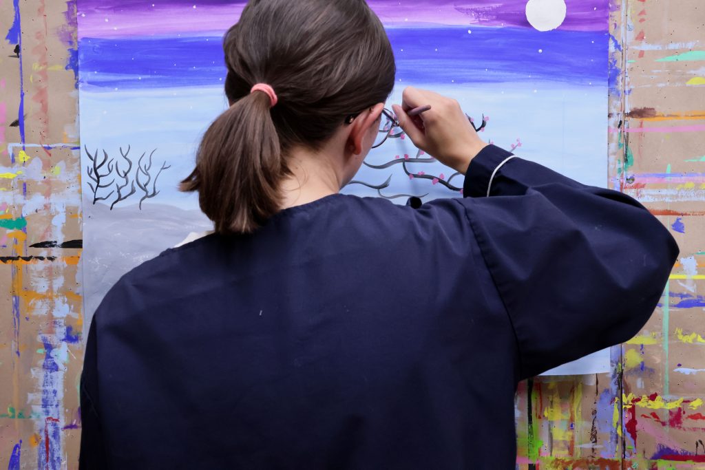 alt=atelier de peinture libre saint julien chapteuil Au Piano des couleurs cabane a peindre jeu de peindre jouer avec la couleur concentration activité détente relaxation confiance en soi pinceaux peinture répétions geste de peindre pédagogie Montessori Le Puy En Velay Yssingeaux Auvergne Rhône Alpes