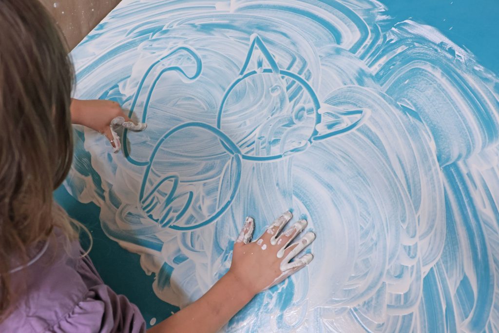 alt=atelier saint julien chapteuil Au Piano des couleurs cabane a peindre jeu de peindre peindre librement activité en famille ateliers Terre et couleur modelage argile libre table de barbotine jeu de la barbotine stage enfants activité vacances Haute Loire saint julien chapteuil 43 création libre enfance pédagogie Montessori Le Puy En Velay Yssingeaux