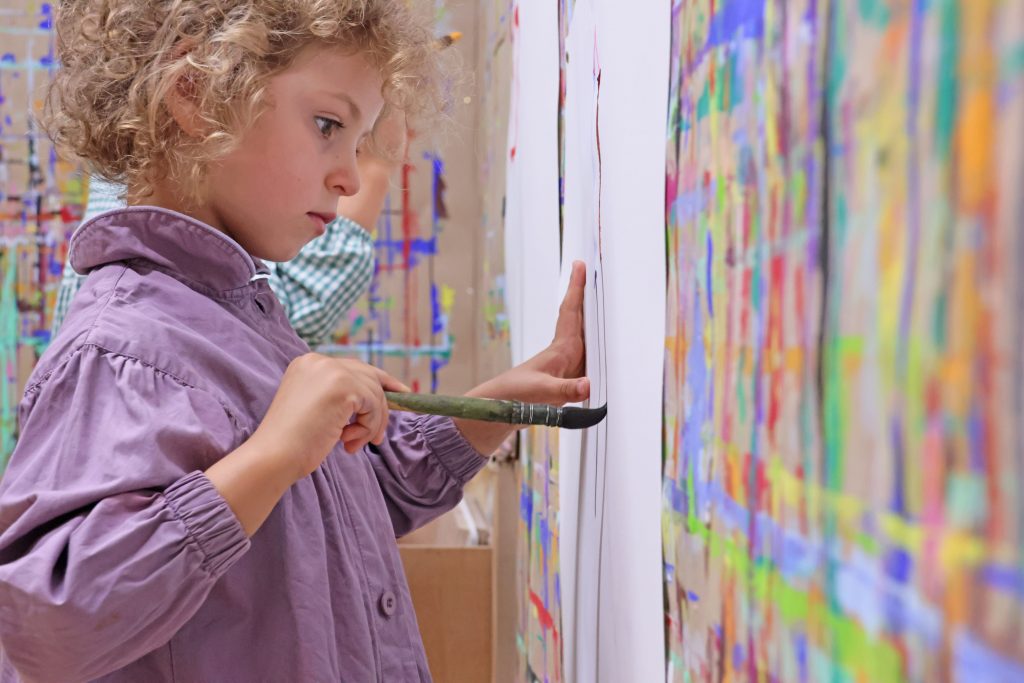 alt=atelier de peinture libre saint julien chapteuil Au Piano des couleurs cabane a peindre jeu de peindre jouer avec la couleur concentration activité détente relaxation confiance en soi pinceaux peinture répétions geste de peindre pédagogie Montessori Le Puy En Velay Yssingeaux Auvergne Rhône Alpes