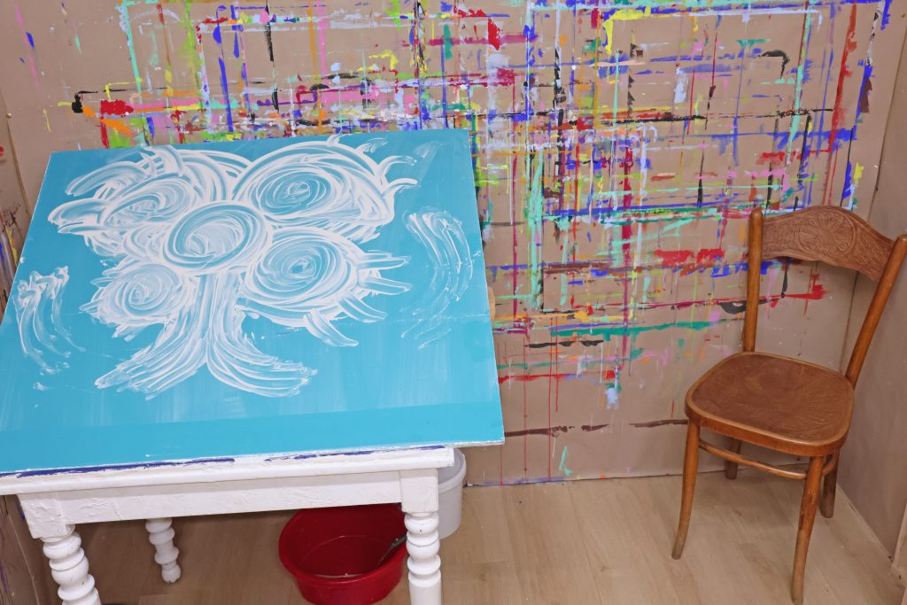 alt=atelier de peinture libre saint julien chapteuil Au Piano des couleurs cabane a peindre jeu de peindre jouer avec la couleur concentration activité détente relaxation confiance en soi pinceaux peinture répétions geste de peindre pédagogie Montessori Le Puy En Velay Yssingeaux Auvergne Rhône Alpes
