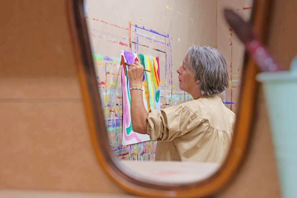 alt=atelier de peinture libre saint julien chapteuil Au Piano des couleurs cabane a peindre jeu de peindre jouer avec la couleur concentration activité détente relaxation confiance en soi pinceaux peinture répétions geste de peindre pédagogie Montessori Le Puy En Velay Yssingeaux Auvergne Rhône Alpes