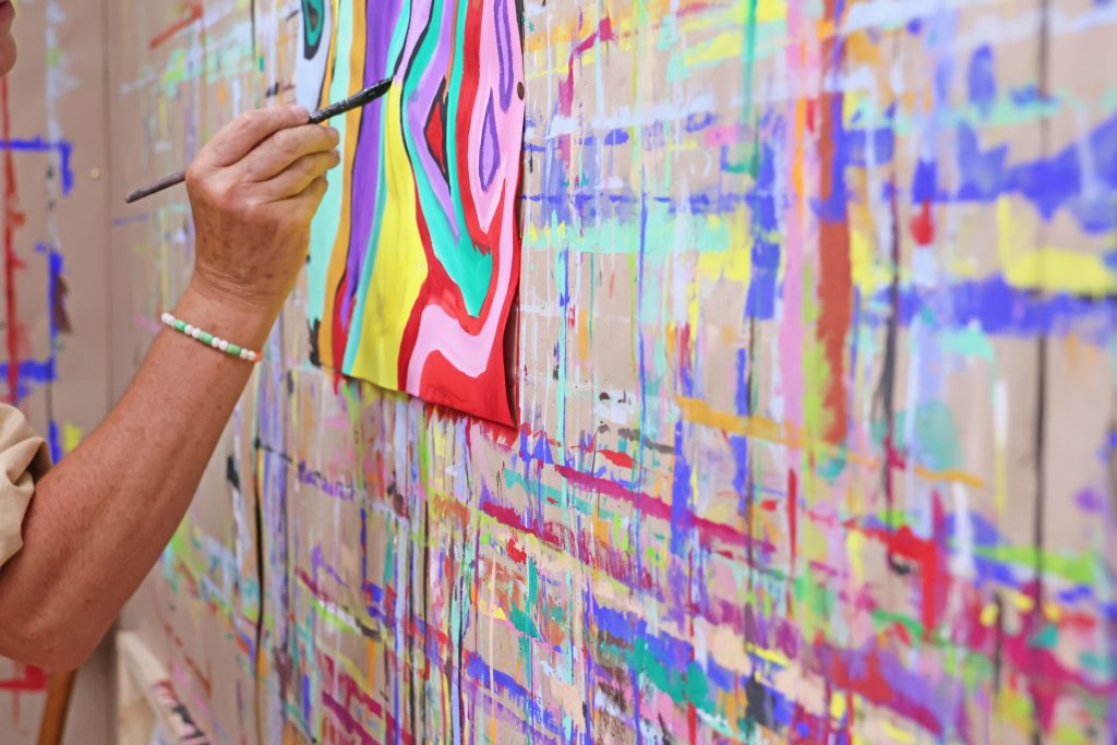 alt=atelier de peinture libre saint julien chapteuil Au Piano des couleurs cabane a peindre jeu de peindre jouer avec la couleur concentration activité détente relaxation confiance en soi pinceaux peinture répétions geste de peindre pédagogie Montessori Le Puy En Velay Yssingeaux Auvergne Rhône Alpes