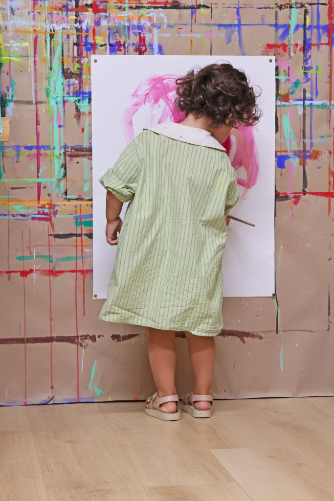 alt=atelier de peinture libre saint julien chapteuil Au Piano des couleurs cabane a peindre jeu de peindre jouer avec la couleur concentration activité détente relaxation confiance en soi pinceaux peinture répétions geste de peindre pédagogie Montessori Le Puy En Velay Yssingeaux Auvergne Rhône Alpes