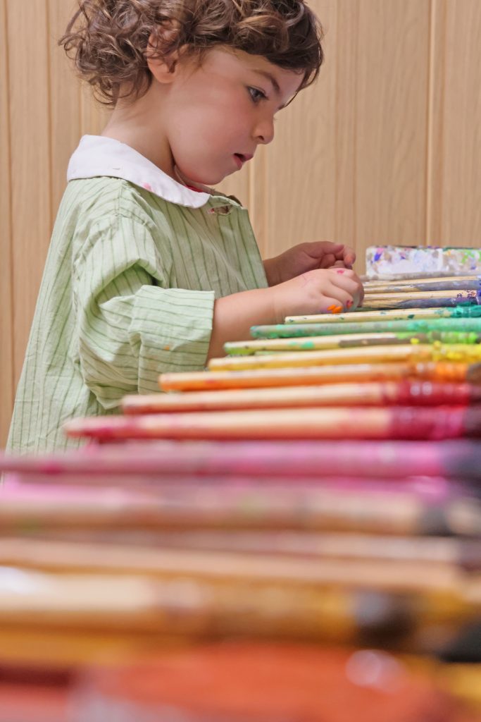 alt=atelier de peinture libre saint julien chapteuil Au Piano des couleurs cabane a peindre jeu de peindre jouer avec la couleur concentration activité détente relaxation confiance en soi pinceaux peinture répétions geste de peindre pédagogie Montessori Le Puy En Velay Yssingeaux Auvergne Rhône Alpes