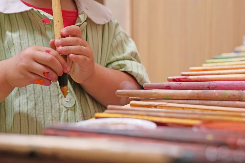 alt=atelier de peinture libre saint julien chapteuil Au Piano des couleurs cabane a peindre jeu de peindre jouer avec la couleur concentration activité détente relaxation confiance en soi pinceaux peinture répétions geste de peindre pédagogie Montessori Le Puy En Velay Yssingeaux Auvergne Rhône Alpes
