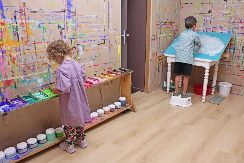 alt=atelier de peinture libre saint julien chapteuil Au Piano des couleurs cabane a peindre jeu de peindre jouer avec la couleur concentration activité détente relaxation confiance en soi pinceaux peinture répétions geste de peindre pédagogie Montessori Le Puy En Velay Yssingeaux Auvergne Rhône Alpes