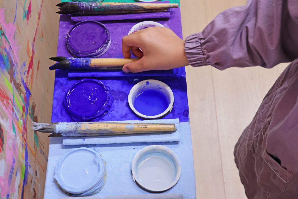 alt=atelier de peinture libre saint julien chapteuil Au Piano des couleurs cabane a peindre jeu de peindre jouer avec la couleur concentration activité détente relaxation confiance en soi pinceaux peinture répétions geste de peindre pédagogie Montessori Le Puy En Velay Yssingeaux Auvergne Rhône Alpes