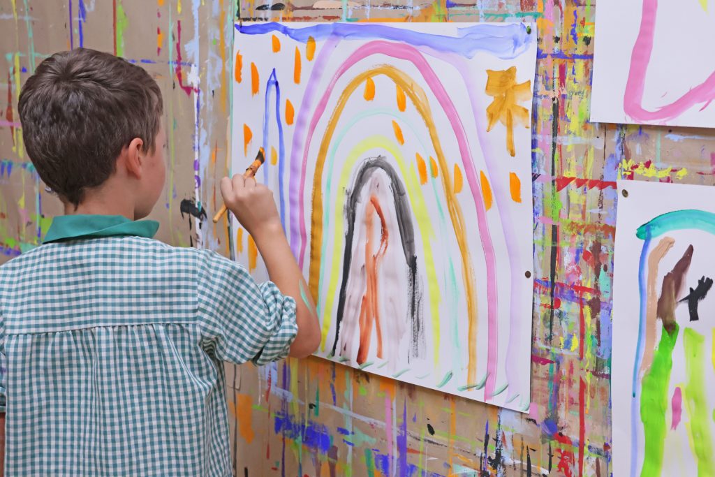 alt=atelier de peinture libre saint julien chapteuil Au Piano des couleurs cabane a peindre jeu de peindre jouer avec la couleur concentration activité détente relaxation confiance en soi pinceaux peinture répétions geste de peindre pédagogie Montessori Le Puy En Velay Yssingeaux Auvergne Rhône Alpes
